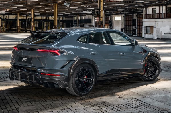 Отвън тази кола се различава от стандартната в небоядисан лъскав бодикит от въглеродни влакна, ексклузивни джанти ABT High Performance IRL23 с диаметър 23 цола и титанов ауспух с четири тръби.
