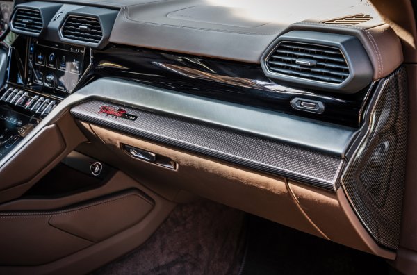 Вътре има минимални промени: това са главно специален декор от въглеродни влакна и табелки с името на модела. Тиражът е ограничен до 99 бройки.
