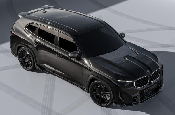 Баварският суперкросоувър също сдоби с агресивен карбонов бодикит. Автомобилът е оборудван с различен капак с допълнителни въздухозаборници, сплитер, вложки в решетката на радиатора и предната броня, нови прагове, лайстна между светлините, голям спойлер и модифицирана задна броня с впечатляващ дифузьор.
