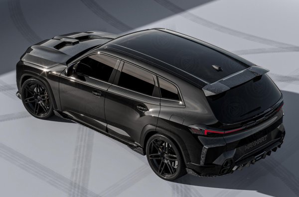 Ателието добавя и изпускателни тръби от въглеродни влакна. В същото време има няколко опции за каросерията, като частите могат да бъдат направени от обикновени или „ковани“ въглеродни влакна. Новите елементи се поставят на стандартни монтажни точки и се отстраняват лесно, за да върнат автомобила в оригиналния си вид.

