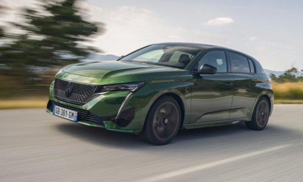 Основен елемент от гамата на Peugeot от 2007 г. насам, моделът 308 се разви през годините, увеличавайки се по размери и навлизайки напълно в сегмента C. Там се откроява със своите стегнати линии и голяма решетка с наклонени фарове. Той е дълъг 4367 мм , широк е 1852 мм, висок е 1441 мм и има междуосие от 2675 мм. Багажникът е с капацитет от 412 литра. Не е много. Но! За тези, които се нуждаят от още повече пространство, се предлага и във версия комби: дължината се увеличава до 4636 мм , а междуосието нараства до 2732 мм, докато другите размери остават непроменени. По този начин багажникът може да побере до 608 литра в конфигурация с пет места.
Интериорът е модерен и технологичен, с характерния малък и сплескан волан в горната част. Дигиталното арматурно табло и мултимедийната система допълват красивата картина. Двигателят остава същият: това е 1.5 BlueHdi 130 Eat8 със 130 к.с., комбиниран изключително с осемстепенна автоматична трансмисия. Разходът е 4,3-5,2 л/100 км. Ценовата листа започва от 31 720 евро за седана и 32 720 евро за SW .