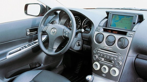 Основният проблем на Mazda6 обаче е нейната отчайващо ръждясваща каросерия. Средностатистически автомобил се отличава с корозирани калници, прагове и преден капак. Долните части на вратите, предният ръб на покрива и рамката на предното стъкло също са много уязвими.

И това е само върхът на айсберга. Мръсотията и влагата лесно проникват в скритите кухини, ускорявайки неприятните процеси. Дори външно добре поддържаните Mazda6 могат да имат сериозни проблеми с вътрешните повърхности на арките, шевовете на лонжероните и пода на каросерията. При някои екземпляри пък VIN номерът изгнива. Той намира се под предната пътническа седалка и лесно се самоунищожава.
