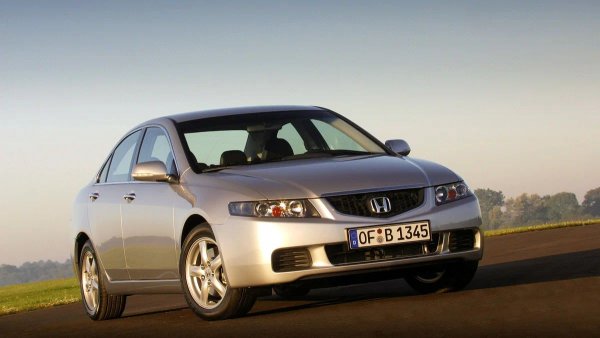 Години на производство - 2002-2008

Среден пробег преди сериозен ремонт - 130 000 км

Основни проблеми: корозия на каросерия, течове на масло и голям разход на масло, слаби катализатори

Седмото поколение на Accord по едно време се конкурираше не само с Mazda. С мощен двигател, развиващ 190 конски сили, японският спортен седан понякога беше предпочитан пред третата серия на BMW.

За съжаление Акорда ръждясва бързо. Може би той не толкова зле колкото Mazda6, но тенденцията е неприятна. Често се появява корозия в задните колесни арки, особено в областта на пластмасовата облицовка на праговете, където се натрупва мръсотия. В напреднали случаи това може да доведе дори до дупки. Ръжда се появява и по долната част на вратите, ръба на предния капак и покрива.
