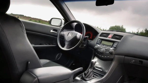 Каросерията не е единственото болно място на модела. Двигателите K20 и K24 могат да започнат да гълтат масло дори при относително малък пробег. Течовете на масло също не са необичайни. Типичните източници включват капака на клапана, тапата на главата на цилиндъра и уплътненията на системата i-VTEC.

Друго главоболие за собствениците са слабите катализатори. Техният експлоатационен живот обикновено не надвишава 150 000 км. След това те започват да се разпадат и керамичният прах попада в двигателя, което води до ускорено износване на буталната група.
