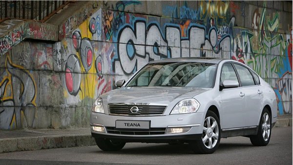 Години на производство - 2003-2008

Среден пробег преди сериозен ремонт - 150 000 км

Основни проблеми: корозия на каросерията, слаб вариатор

Teana е голям, удобен и добре оборудван седан без излишни премиум амбиции. По едно време този модел беше добър конкурент на Toyota Camry, но, уви, не успя уверено да издържи на своите "болежки" през годините.

Вземете например каросерията. Металът е тънък и лесно се поврежда в ежедневни ситуации, като например при среща с количка на паркинга пред супермаркета. Боята също е тънка, а фабричното поцинковане не е направено по най-добрия начин. Ако повредата не бъде отстранена навреме, ръждата бързо ще се разпространи, което ще наложи основен ремонт. Особено страдат праговете и колоните, тъй като боята се износва най-бързо. Второто поколение се оказа още по-лоша в това отношение.
