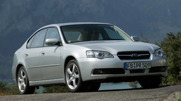 Години на производство - 2003-2009

Среден пробег преди сериозен ремонт - 180 000 км

Основни проблеми: повишен разход и теча на масло двигателя, слаба охладителна система

Претенциите към каросерията на Legacy са по-малко, отколкото при конкурентите му, но дори и тук не всичко е перфектно. Боята е мека, така че бързо се покрива с драскотини. Дори при безаварийни автомобили рамката на предното стъкло, предните колони и задните арки корозират. Каросерията обаче е здраво сглобено, с традиционна японска грижа.
