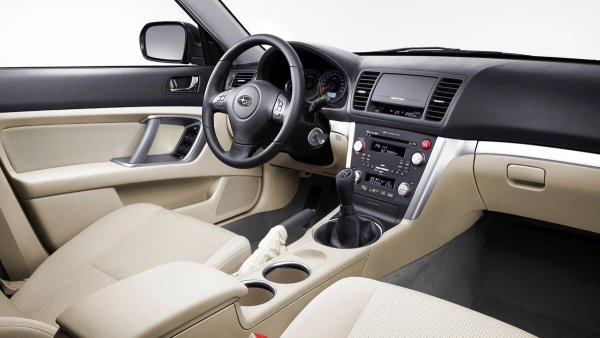 Като цяло двигателите на Legacy имат добър ресурс, но много капризни. Боксерните "четворки", независимо дали са с турбокомпресор, са склонни към течове на масло, особено през уплътненията на разпределителния вал и гарнитурите на капака на клапаните. Те също са много чувствителни към прегряване, а охладителната система, особено радиаторът, не е много надеждна. Трилитровият EZ30 също страда от разход на масло и течове, а грешният избор на масло може да доведе до повреда на обтегача на веригата и необходимост от смяна на комплект ангренажен ремък.

В други отношения обаче Legacy се държи добре. Шасито радва със своята издръжливост. Интериорът е изработен от висококачествени материали и не е склонен към скърцане. Скоростните кутии, механични и автоматични, са много надеждни. Задвижването на четирите колела, особено при версиите с автоматична скоростна кутия, които използват многодисков съединител, също е издръжливо.
