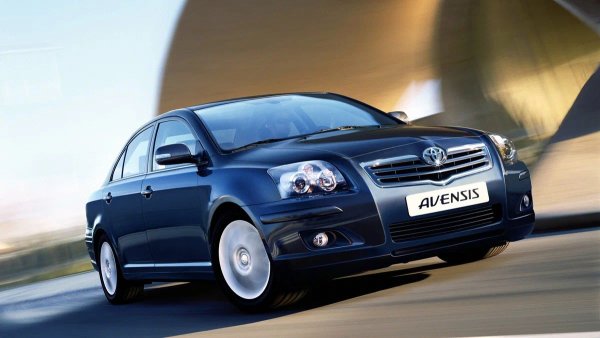 Години на производство - 2003-2009

Среден пробег преди сериозен ремонт - 180 000 км

Основни проблеми: слаба ръчна скоростна кутия, разход на масло и проблеми с буталата в 1,8-литровия двигател

Дори бастионът на японската надеждност, Toyota, може да има. От Camry няма много оплаквания, което не може да се каже за Avensis. От една страна, здравата каросерия ръждясва по-малко от конкурентите му. Интериорът е малко шумен, но е направен добре, включително и по отношение на електрическите компоненти. Повечето елементи на окачването издържат 180 000 км или повече.
