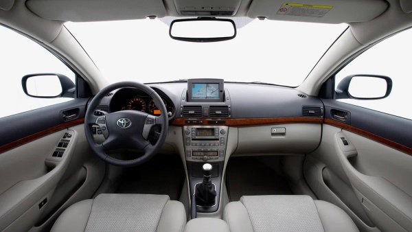 От друга страна, двигателите разочароват. Avensis е рядък модел, чиято ръчна трансмисия е по-проблемна от автоматичната. Първата скоростна кутия страда от износване на лагерите на вторичния вал и течове на масло през уплътненията. Ако шумът не бъде отстранен навреме, това може да доведе до сериозни повреди в трансмисията, включително на диференциала.

Най-разпространеният 1,8-литров 1ZZ-FE двигател е известен със своята склонност към консумация на масло и проблеми с буталната група, особено при автомобили, произведени преди 2005 г. Синхронизиращата верига има ограничен експлоатационен живот, а блокът на цилиндрите е чувствителен към прегряване.