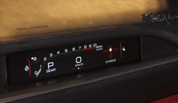 Във Ferrari F12, Portofino и други съвременни модели има отделен дисплей за пътника, който дублира показанията на приборния панел пред шофьора.