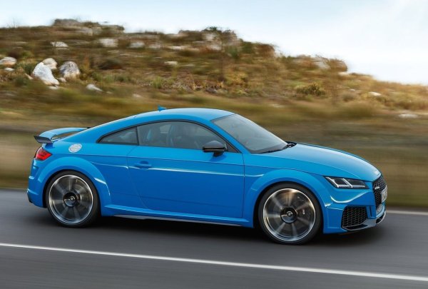 Спортните автомобили рядко се свързват с висока надеждност, но третото поколение Audi TT беше приятно изключение. До 2021 моделът вече беше преминал няколко години производство, което позволи премахването на повечето &bdquo;детски заболявания&ldquo;.

Използването на познати агрегати и системата quattro за задвижване на всички колела осигуряваха стабилност на модела, а по-малко електронно претовареният интериор имаше положителен ефект върху издръжливостта.
