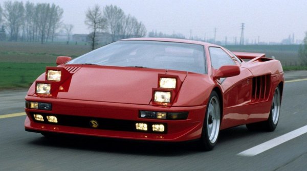 Този автомобил шокира всички не само с 16-цилиндровия си двигател, но и с необичайната си предна оптика. Не, не ви се вие свят, нито виждате двойно. Този суперавтомобил наистина оборудван с два чифта фарове. Защо пък не?