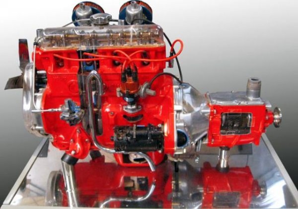 За да няма въпроси от рода на &bdquo;Защо този двигател е тук?&rdquo;, ще посочим само един факт &ndash; официално автомобилът с най-голям пробег в света е Volvo P1800. Колата на американеца Ърв Гордън е изминала над 3 милиона мили (около 4,83 млн. км), като двигателят на нея е оригиналният.
