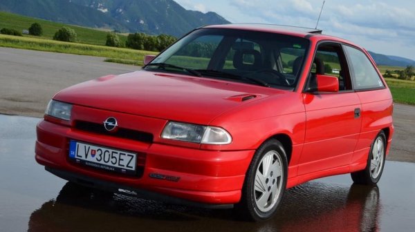 215 км/ч максимална скорост за Golf, 220 км/ч за Astra
