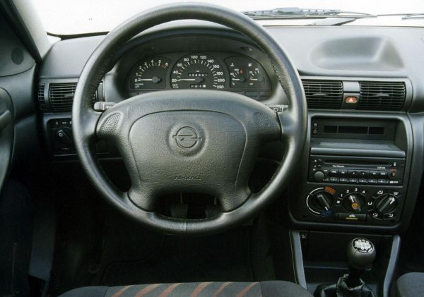 Golf 3 GTI се нуждае от 8.7 секунди от 0 до 100 км/ч. Astra e отчетливо по-бърза - 8.0 секунди. 
