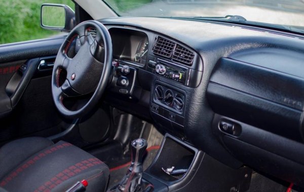 И двата автомобила са като пеперудки на фона на днешните хот хечове, които с лекота надхвърлят тон и половина. Третият Golf GTI тежи едва 1109 кг, а Astra е дори по-лека - 1095 кг. 
