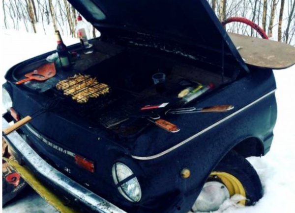 Ентусиасти решават да вдъхнат нов живот на коли претърпели катастрофи. От всеки преден капа те предлагат да се направи скара която ще бъде скрита от любопитните погледи. Необичайната интерпретация вече придоби популярност, а уникалното решение е подходящо за тези, които обичат отдих далеч от градската глъч.