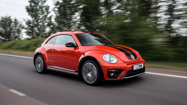 Предпоследно място заема Volkswagen Beetle, който наскоро бе спрян от производство. Купето в ретро стил не само изглежда хармонично, но има и добър интериор със задна седалка с размери 94/124,5/79,8 см. Моделът се задвижва от 2-литров турбо двигател с мощност 174 к.с.
