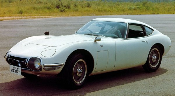 Както при много от колите в този списък, Toyota 2000GT оказва влияние върху целия автомобилен свят, разчитайки на нещо познато, което успява да надгради.

Toyota иска да демонстрира своя опит с GT флагман, който с минимални модификации може да се включи успешно в състезание.

E-type на Jaguar може да е подходил с това, но в обратната посока &ndash; преминаващ от състезателен в по-практичен и използваем GT &ndash; но крайният резултат е очевидно различен. 
Приеман като първия суперавтомобил в Япония, 2000GT съчетава японската инженерна мощ с външен вид, кръстоска между Corvette и E-type,. 
