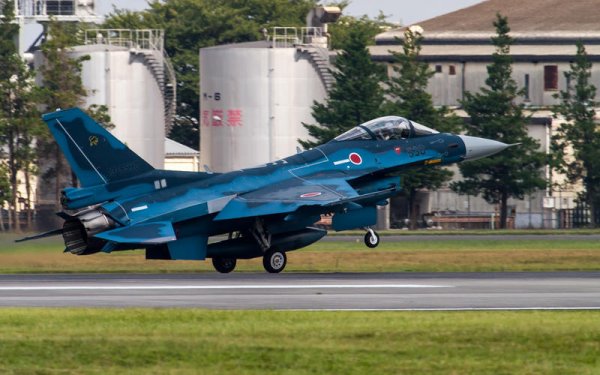 Mitsubishi участва в много компании, свързани с основното автомобилно производство на фирмата: минно дело, строителство на круизни кораби, търговия с недвижими имоти, създаване на високоскоростни влакове, банкиране, преработване на петрол.
Освен това, Mitsubishi произвежда японските версии на самолетите F-15, F-16 и F-35, като това става по лиценз на Boeing и Lockheed Martin.
