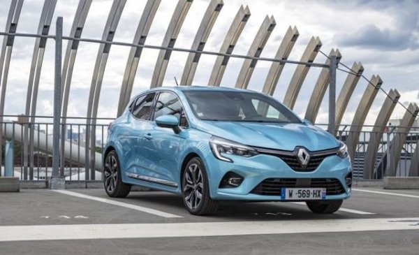 Докато при Dacia има спад на годишна база, Renault отчита цели 30% ръст за четирите месеца. През април новите регистрации са 308. Най-продаван модел си остава Clio, но правят впечатление големият скок при Megane и растящият интерес към крос-купето Arkana. 
  
Най-продавани модели: Clio - 336, Master - 241, Megane - 184, Captur - 183, Express - 114, Arkana - 71, Kangoo - 33
