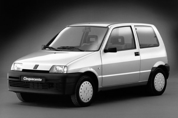 Миникола със звучно италианско име (в превод „cinquecento” означава петстотин) е идеално подходящ за претъпканите и тесни улици в Италия. Неговите 3,2 метра дължина и малки двигатели са даденост, като най-скромният Fiat беше оборудван с мотор с 30 к.с. и обем от 704 куб. см. Ускорението от 0 до 100 км/ч отнема около половин минута.
