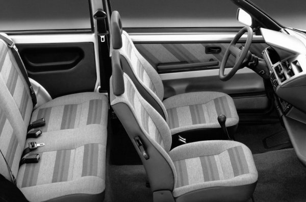 Cinquecento изглежда като играчка, кара те да страдаш от липсата на серво управление, но в никакъв случай не е примитивно - има независимо окачване отзад. През периода 1991-1998 г.  в Полша са произведени 1 164 525 бройки от модела.
