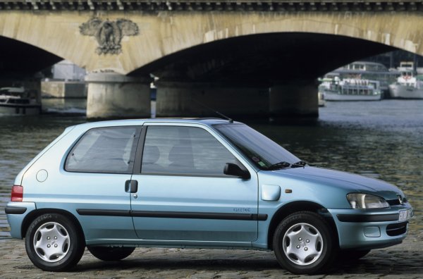 Този електрически хечбек отдавна е погребан в миналото. Французите едва ли ще признят, че малко се прецакаха с 106 Electrique. Очакваше се успех и общ тираж от 100 000, но в резултат на това от 1995 до 2003 г. бяха продадени само 6400 бройки, като повечето бяха купени от фирми.
