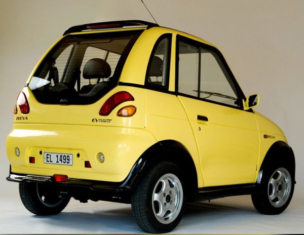 Това не е изненадващо предвид специфичния външен вид, малките размери и доста условната &bdquo;пасивна безопасност&ldquo;. За динамика не може и да се говори - по данни на производителя REVA набира 100 км/ч за две минути, но всъщност не може да вдигне повече от 100 км/ч.
