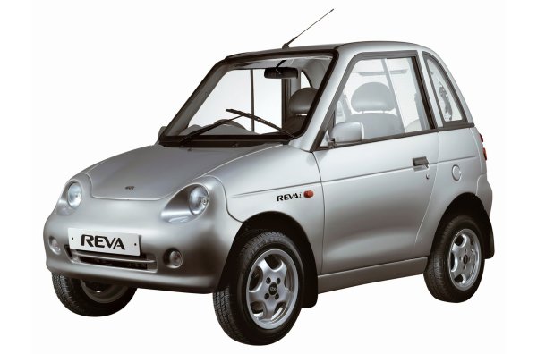 Това са данните на модернизирания REVAi, който разполага с електромотор със 17 к.с., задвижващ задните колела. Теглото на електрическата версия е 665 кг, като 270 кг от тях се падант на батерията.

През 2009 г. дебютира и &bdquo;далекобойната&ldquo; версия REVA L-ion с литиево-йонна батерия. Тази машина тежи 565 кг и има пробег от 120 км.
