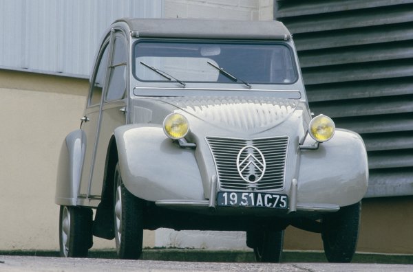 Конските сили на Citroen 2CV, или по-скоро липсата им, не винаги са критичен фактор. Легендарният модел е живото доказателство за това. Създателите му заложиха на достъпност, масово производство и &bdquo;всеядно&ldquo; енергоемко окачване. Общият брой на произведените бройки от модела е зашеметяващ - 9 248 809 от 1948 до 1990 г.
