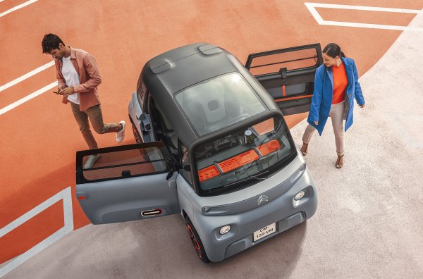 Повишено чувство за красота, жажда за нестандартни движения и свобода от стереотипи позволяват на френските марки все още да изненадват с оригинални суперминита. Ami е точно такава - страхотна! 

Пътническата врата се отваря като всички &bdquo;нормални&ldquo; автомобили, а тази на шофьора - &bdquo;самоубийствената&ldquo;, се отваря срещу посоката на движение. Дизайнът на предната и задната част на тялото е еднакъв. Къде другаде ще видите нещо подобно?!
