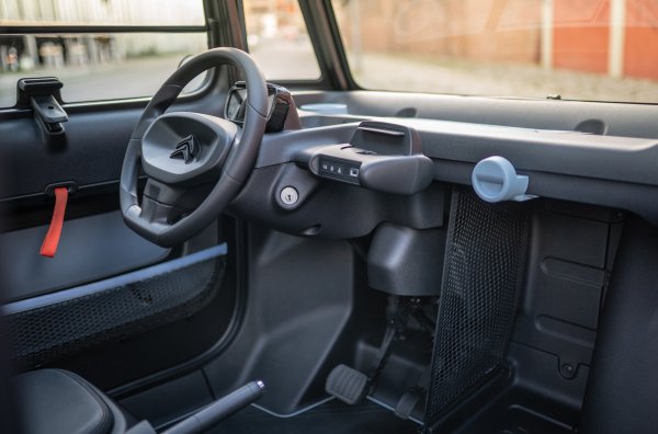 Ami е изключително дребна - с дължина само 2,41 метра. По същество това е лека четириколка. Във Франция им е разрешено да шофират от 14-годишна възраст, а в останалите европейски страни - от 16-годишнd. Следователно електрическият мотор е в плен на ограниченията и произвежда смешните 8,2 к.с. 

Максималната скорост е 45 км/ч. И до нея трябва да се стигне по някакъв начин. Пробегът с напълно заредена тягова батерия с капацитет 5,5 kWh е 70 километра.
