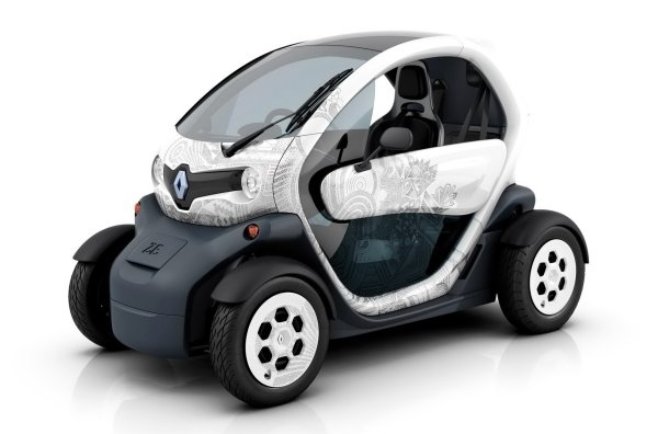 Трудно е електрическият Twizy да се счита за автомобил в обичайния смисъл. На някои то напомня за мотоциклети или за върховете на еволюцията на &bdquo;устройствата за персонална мобилност&ldquo; като скутери, макар и само защото базовото Twizy 45 може да се управлява без шофьорска книжка. Паралелите със скутерите също са подходящи. 

Моторът на задната ос (5 ​​к.с. и 33 Нм) ви позволява да достигнете максимум 45 км/ч за шест секунди - същото количество, необходимо за двуколесен автомобил със 125-кубиков двигател. Животът очевидно е по-лесен и по-забавен с по-старата модификация 0 тя вече разполага със 17 к.с. и 57 Нм, а максималната скорост достига 80 км/ч.
