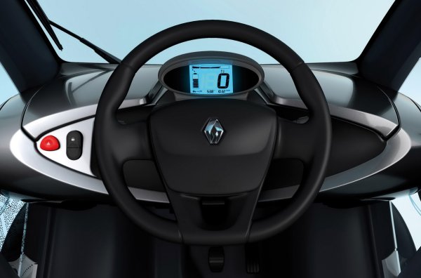 Twizy се сглобява от 2012 г. до 2018 г. в испанския завод на Renault и до есента на 2023 г. в завода Samsung Motors в Южна Корея. Историята не се ограничава до серийните електрически автомобили. Например, през 2013 г. французите представиха концепцията RS F1 с агрегат от 100 конски сили и динамика на нивото на хот-хеча Megane RS. 

В случая инженерите на Renault дори са използвали системата за възстановяване на спирачната енергия KERS от света на Формула 1 и аеродинамична опашка като състезателна кола.
