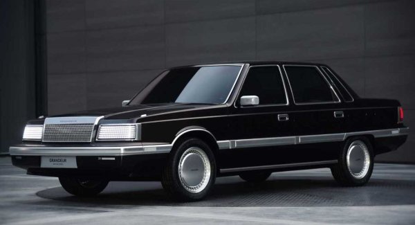 Точно като Pony, концепцията Hyundai Grandeur е още едно страхотно завръщане към миналото. Първият Grandeur се присъединява към гамата на Hyundai в средата на 80-те години на миналия век, преди да се трансформира в Azera в чужбина, който съществува и до днес. Тази версия обаче почита 35-ата годишнина на оригиналния Grandeur с модерно електрическо задвижване, изострена външност и напълно ретро кабина.