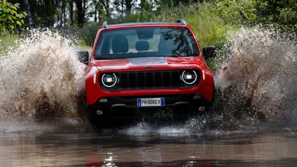 Как марка, която се гордее със здрави всъдеходи, които могат да се промъкват навсякъде, се озова тук? Лошите показатели на бранда до голяма степен се дължат на Renegade, който е направен в Италия заедно с Fiat 500X.