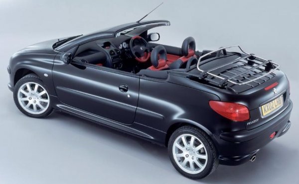 Mercedes SLK беше първият модел, който направи идеята за купе-кабриолет привлекателна, но именно Peugeot 206 CC от 2000 година я реализира под формата на масов автомобил. Срещу 15 500 евро можете да се наслаждавате на тишина и комфорт, и после само с едно натискане на бутон да се озовете на открито.
Peugeot продава над 360 000 бройки от модела, но и тук проблемът е покривната конструкция, дело на компанията Heuliez. Заради дефектни ключалки той понякога не се прибира. Увреждат се и превключвателите на устройството при повдигане или спускане. Самият таван също е проблем, тъй като пропуска дъжд.