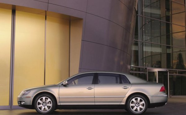 Volkswagen си постави много амбициозна цел с пускането на Phaeton. Една от пословичните задачи, поставени пред инженерите от перфекциониста Фердинанд Пиех, е автомобилът да може да се движи със скорост от 186 км/ч при околна температура 50 градуса по Целзий, и климатикът пак да е в състояние да поддържа купето хладно. 
Седанът получи 6,0-литровия W12 двигател, който по-късно беше поставен и на Bentley Continental GT, и още регулируемо окачане, специални превключватели на автоматичната скоростна кутия и екран на централната конзола, който сега е широко разпространен, но по това време почти не се срещаше при други модели. В крайна сметка обаче купувачите явно се уплашиха от комбинацията от висока цена, високи технологии и "народна" марка. Phaeton е един от най-скъпите пазарни провали до момента. 