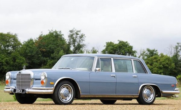 Един от най-сложните технически автомобили, произвеждани някога. Наричан още Grosser, той разполага с пневматично окачване, двойна отоплителна система и вакуумни помпи за работата на електрическите прозорци и централното заключване. Към това се добави и система за впръскване на гориво на Bosch.

Моделът става много популярен и благодарение на високо качество на продукцията, като става основен избор на редица световни лидери (включително Тодор Живков) до спирането му през 1981 г. В момента добре подържан Mercedes-Benz 600 във версия Pullman може да бъде продаден за минимум 80 000 лири.