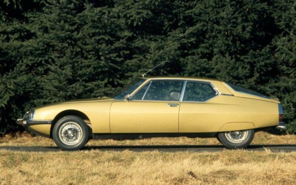 SM е резултат от покупката на Maserati през 1968 г. В Citroen използват 2,7-литровия V6 на на италианската компания, но също така и собственото си хидро-пневматично окачване, в пакет със спирачната система на DS. Доста сложни за онази епоха са и фаровете,  кормилното управление и приборите. 

Като цяло SM е колкото модерен и сложен, толкова и лесно чуплив. Това означава честа и скъпа поддръжка - както на двигателя, така и на окачването. В крайна сметка Citroen бързо се отказва от този "прекалено умен", както го наричат медиите по това време, модел.
