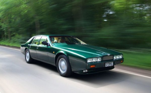 Aston Martin залага на най-добрите технологии при създаването на Lagonda преди повече от 40 години. По това време средната цена на къща във Великобритания е 13 000 паунда, но този автомобил струва близо 2 пъти повече - 24 570 паунда. Той разполага с чувствителни на допир панели вместо бутони, и с цифров дисплей вместо аналогов.

Много богати клиенти искат точно това, но проблемът е, че всички тези технологии са все още съвсем нови и никак не са надеждни. Повредите са чести, а ремонтът - скъп. Накрая Aston Martin опрости интериора на Lagonda, но и това не помогна особено. От модела са продадени едва 645 бройки.