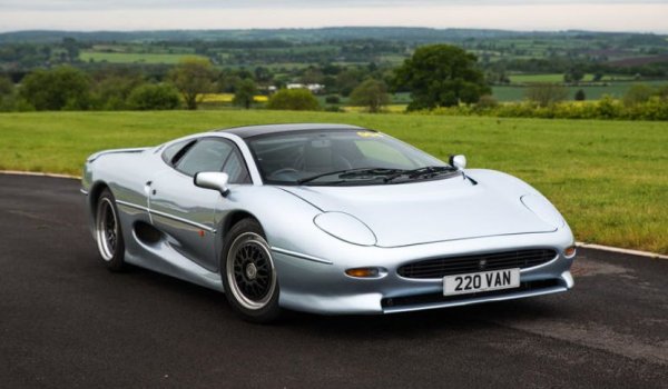 Разликите между концепцията и реалността при Jaguar XJ220 са добре документирани и всичко се свежда до сложността. Оригиналният прототип има V12 двигател и задвижване на четирите колела, но се оказва много трудно това да се внедри в серийно производство - още повече, че компанията няма опит със системи 4х4.
Моторът V12 е прекалено голям, и съответно е заменен с V6. Това налага промени при почти всички системи и някои доста сложни технически решения. Произведените автомобили се оказват доста трудни за поддържане, въпреки че реално те са по-прости от концепта.