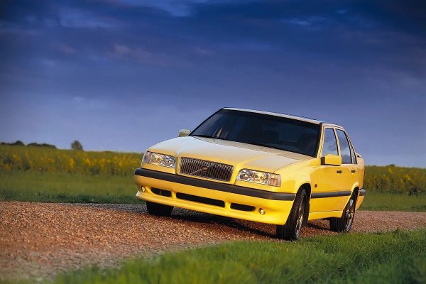 За началото на 90-те Volvo 850 изглеждаше супер модерно. Предно предаване, безкомпромисна сигурност, изчистен скандинавски дизайн и огромен за времето си салон &ndash; всичко това превърна модела в истинска звезда в гамата на Volvo. Но най-големият коз на 850 се доказа с годините: този швед е направо вечен.

Под капака му се крият легендарните атмосферни петцилиндрови двигатели, които при грамотна поддръжка без проблем минават 600&ndash;700 хиляди километра. Като добавим здравото купе и простото, но "железно" окачване, става ясно защо собствениците му често се шегуват: Volvo 850 не остарява, а просто прави поредната обиколка на живота.
