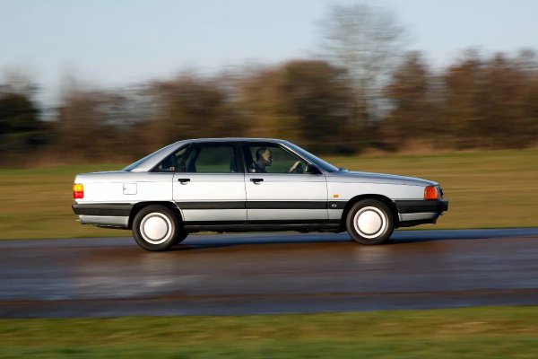 В началото на 80-те Audi 100 C3 буквално "разцепи" въздуха със своето аеродинамично купе &ndash; тогава подобни показатели изглеждаха като от космоса. Немската "стотица" се оказа просторна, икономична и перфектно изпипана от инженерна гледна точка.

Истинската слава обаче я споходи по-късно, когато стана ясно, че този седан е практически безсмъртен. Купето, което феноменално устоява на корозията благодарение на цялостното си поцинковане, и издръжливите мотори превърнаха модела в еталон за износоустойчивост.
