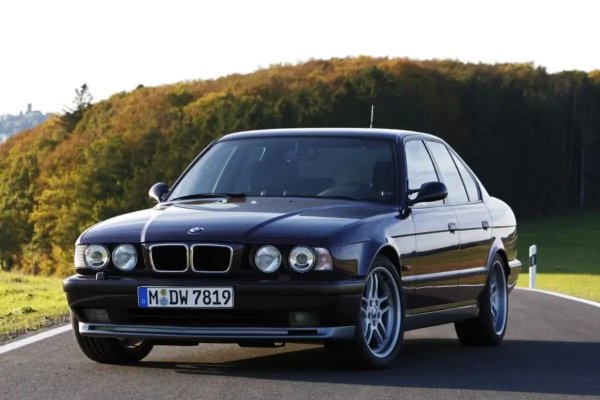 В края на 80-те BMW отново направи това, което владее най-добре &ndash; създаде автомобил за чист кеф. Става дума за легендарната "петица" E34, която през 1988-а преобърна представите за удоволствие от шофирането. Строгият стил без излишни кичозни детайли и еталонната ергономия моментално накараха шофьорите да се влюбят в нея. E34 е обожавана заради онова специфично "баварско усещане за пътя": забавното задно предаване, директното управление и окачването, което е готово да понесе много бой.

Неслучайно феновете и до днес я наричат едно от най-истинските и "честни" BMW-та в историята. И същевременно &ndash; железен автомобил. Цифри на километража от порядъка на 350&ndash;450 хиляди километра са нещо обичайно за този модел, а екземплярите, прехвърлили границата от 600 хиляди, само потвърждават статуса му на столетник.
