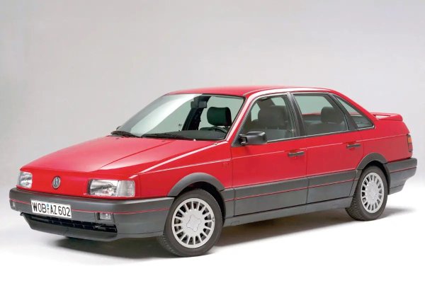 Има коли, които се купуват за две-три години, и има Volkswagen Passat B3. Човек остава с усещането, че в един момент той просто е решил да остане с човечеството завинаги. В него няма показен лукс или дизайнерски чупки, но за сметка на това предлага честен и просторен салон, бездънен багажник и аурата на машина, създадена от инженери за самите тях.

Тайната на неговото безсмъртие е в гениалната простота: той и до днес може да се обслужи буквално на паркинга пред блока. А сред хората този автомобил отдавна си е извоювал статуса на легенда, която не се чупи, а само понякога иска малко внимание.
