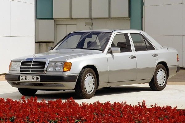 Стане ли дума за издръжливост &ndash; първото нещо, което изскача в съзнанието, е Mercedes-Benz W124. Появил се през 1984-та, този модел се превърна в живото въплъщение на онова немско качество, по което днес е модерно да се въздиша с носталгия.

Строгият силует, извънземният комфорт и емблематичната за марката возия го направиха икона в целия свят. Окачването на W124 буквално "изяжда" неравностите, а ресурсът на двигателите е толкова огромен, че с времето просто спираш да обръщаш внимание на цифрите на километража.