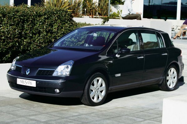 Това беше ромбовидната версия на бранда, базирана на седаните от E-сегмента, с малко по-различна концепция от това, което предлагаха кралете на този пазар - немските премиум марки. Renault загуби около 18 700 евро от всеки произведен автомобил или общо 1,2 милиарда.
