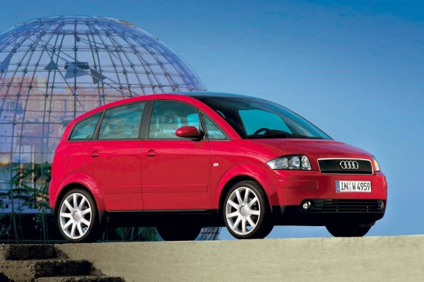 Всъщност този модел изпревари времето си, въпреки че се появи на пазара през 2000 година като малък градски миниван, фокусиран върху горивната ефективност. Audi загуби 7530 евро за всяко произведено A2, което се равнява на общо 1,33 милиарда.
